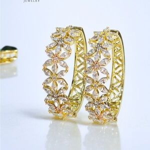 Elegant Gold and Silver Floral Hoop Earrings marca Xuping